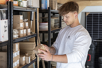 Mitarbeiter von A-K-Elektrotechnik bei der Arbeit im Lager