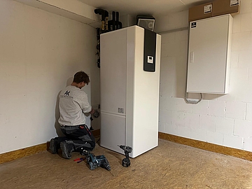 Mitarbeiter von A-k-Elektrotechnik bei der Arbeit