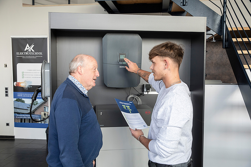 Mitarbeiter bei der Beratung zu einem Stromspeicher von A-K-Elektrotechnik