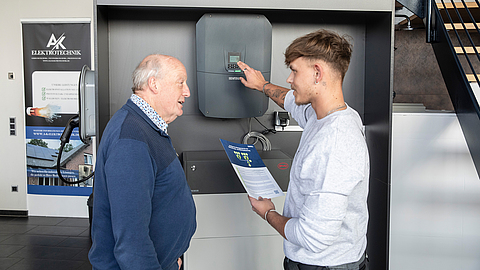 Mitarbeiter bei der Beratung zu einem Stromspeicher von A-K-Elektrotechnik