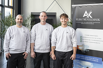 Teamfoto mit den Mitarbeitern von A-K-Elektrotechnik