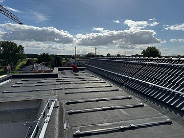 Arbeiten auf einem Hausdach: Installation Photovoltaikanlage