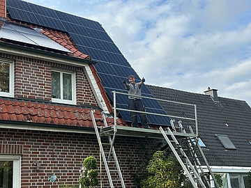 Mitarbeiter von A-K-Elektrotechnik bei der Arbeit an einer Photovoltaikanlage