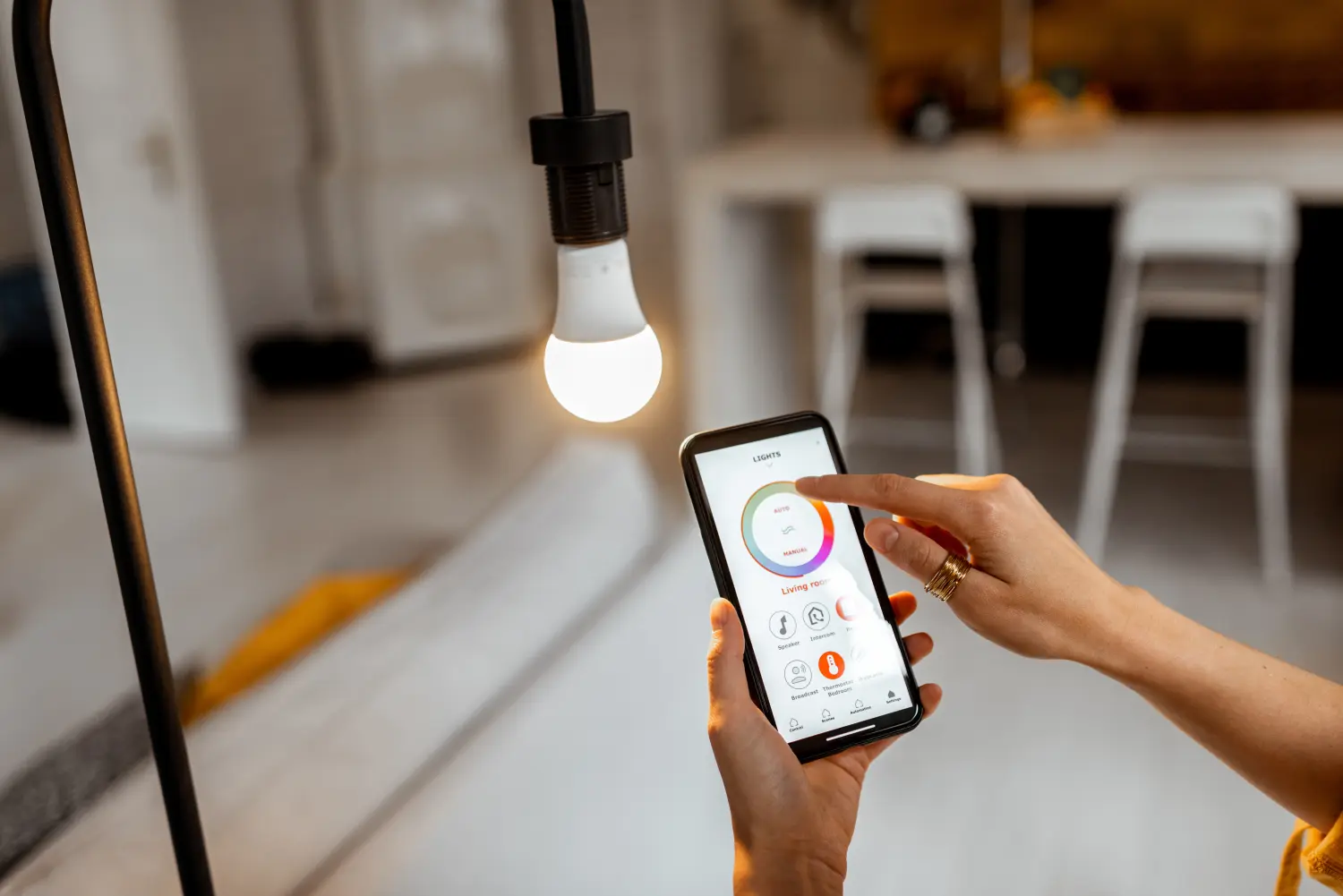 Steuern Sie die Temperatur und Intensität einer Glühbirne mit einer Smartphone-Anwendung.